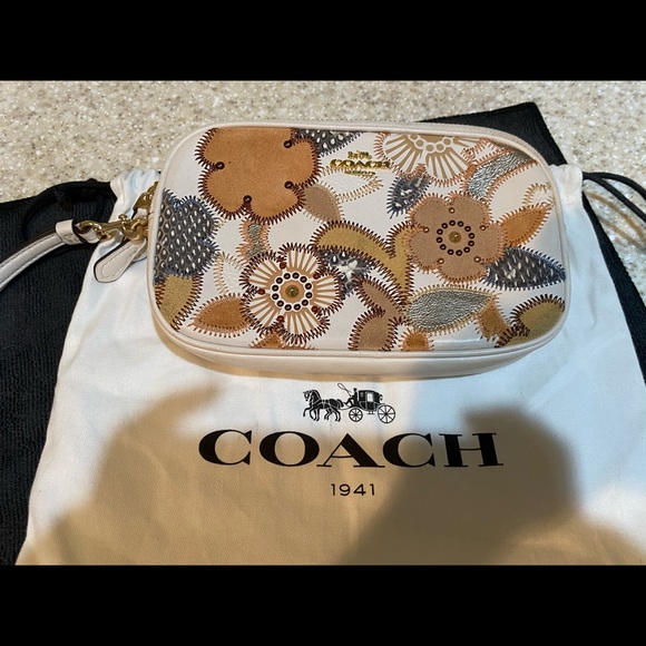 COACH
Crossbody with Patchwork Tea Rose - Picture 2 of 12